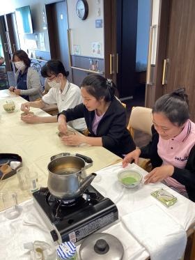 抹茶体験（ご近所の方がボランティアで来てくださいました）