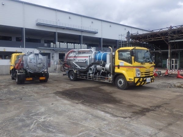 バキュームダンパー車による清掃業務（普通自動車免許・中型自動車免許）