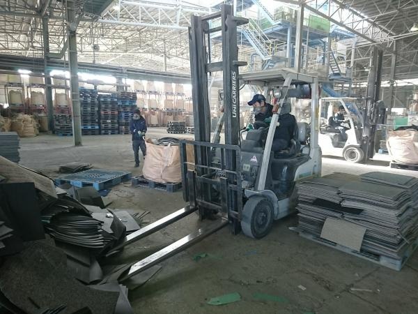 フォークリフトを使ってタイルカーペットを移動しています！