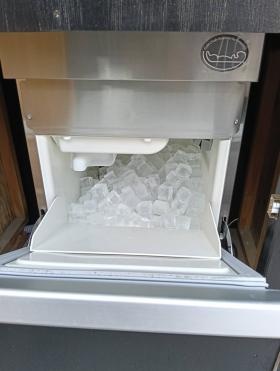 夏場は製氷機の氷をたくさんもって現場に行きます