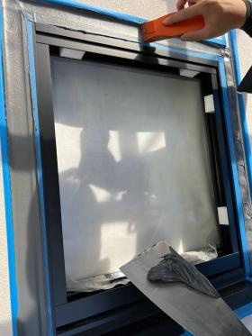 窓枠のシーリング施工です ３