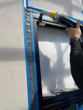 窓枠のシーリング施工です ２