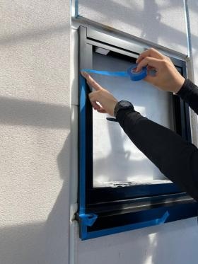 窓枠のシーリング施工です １