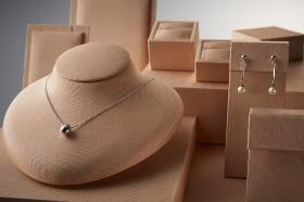 宝石の輝きを永遠のものへと引き立たせています。