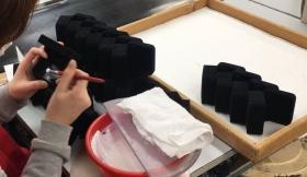 糊付け作業の他に天入れや検品もあります。