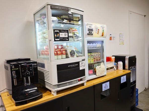 健康で美味しいサラダ・果物・野菜ジュースが揃っています！また免疫向上を目的に、R-1など全てを福利厚生として、特別価格で常備しています♪