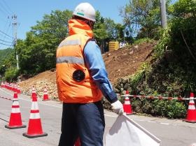「交通誘導警備」道路を拡げる工事で片側交互通行を行っています