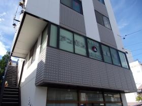 「本社外観」外階段を上がった２階が事務所です