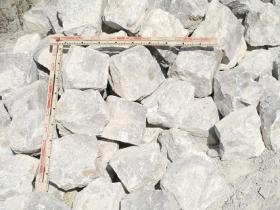 整形された石材、外構の石積などに用いられる。