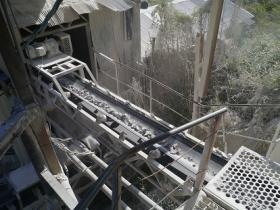 細割した石材はふるい分けされ、ベルトコンベアで送られます。