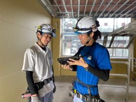 現場でタブレットを使って打ち合わせをします