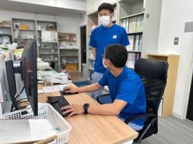 オフィスでの一コマ、Ｔシャツは高橋電気ロゴ入りで制服扱いです