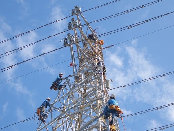 社会インフラとして大きな意味を持つ送電線建設の技術者として、自らの手で鉄塔建設の醍醐味を味わってみてください。
