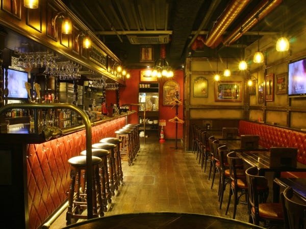 イングリッシュパブを思わせる内装