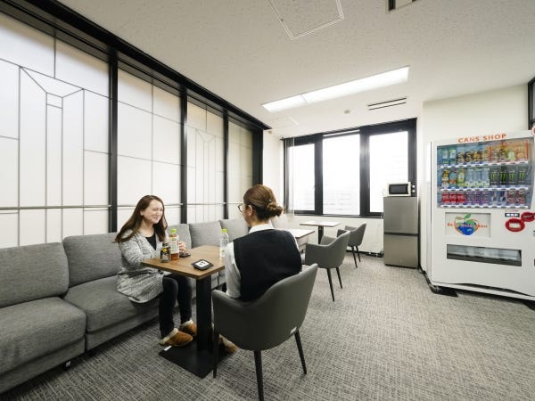 未経験スタートの社員は8割!イチから営業スキルを身につけられるだけでなく、定期的にテレアポについてフィードバックしてもらえる機会もあります。