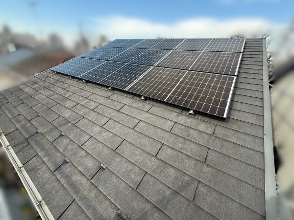 屋根上に設置した太陽光パネルです！完成後の美観には感動を与えます。