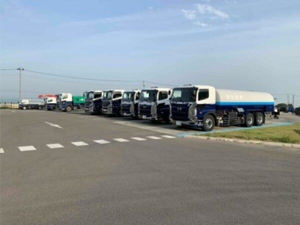 中型トラックから大型トラックやタンクローリーまで様々な車両があります。