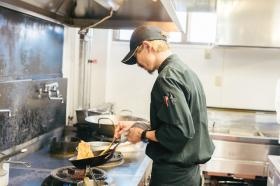 スタッフ調理風景３