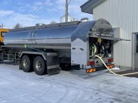 酪農家にて生乳集荷