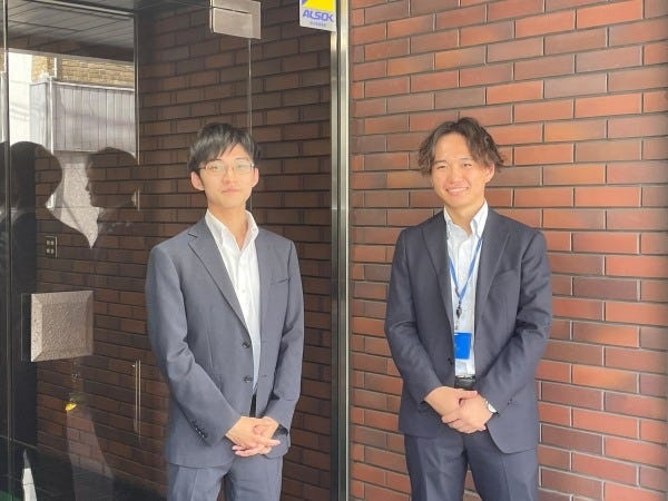 仕事で分からないことがあっても安心してください！グループ以外の人にも気軽に相談ができる社風です！