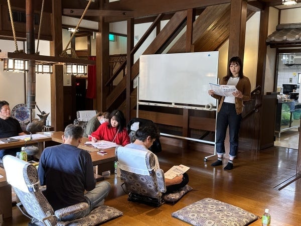 【貸別荘で勉強会】当社が運営する「スミスのいえ」での一コマ。入社後は社員割引もあるので是非ご活用ください☆彡