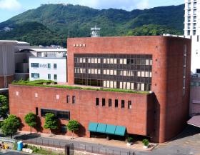 浦上駅や長崎ブリックホールに隣接する本社