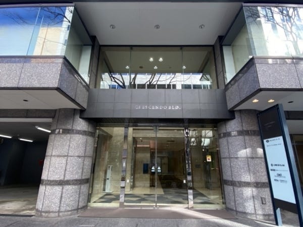 横浜支店はクレシェンドビルの7階にあります。