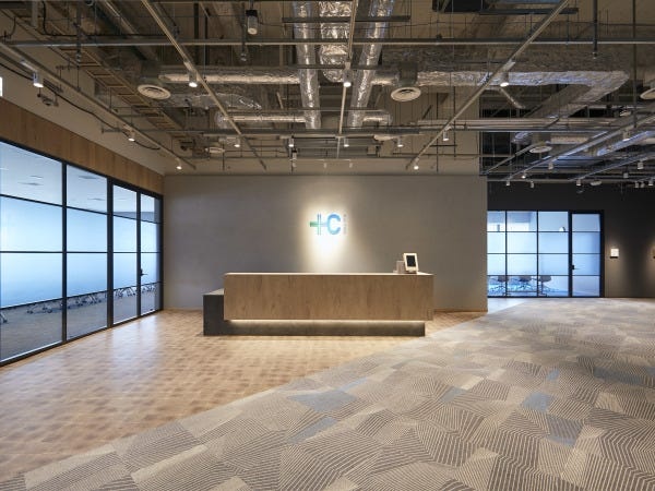 +C正面受付です！きれいでスタイリッシュな受付です♪