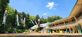 園庭風景・１階の園庭と保育室（３～６歳児）