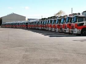 約２４０台の多種多様なトラックを保有しています。