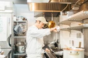 スタッフ調理風景４