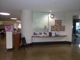 スタッフの写真を掲示