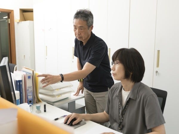 人事と経理の打ち合わせの様子。