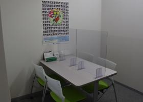 検温器・パーティションの設置等、感染症対策を行っています。