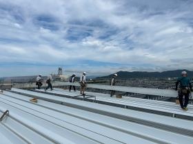 屋根材を運んでタイトフレームに取り付けていきます。