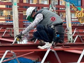 屋根材を固定するためのタイトフレームを熔接しています。