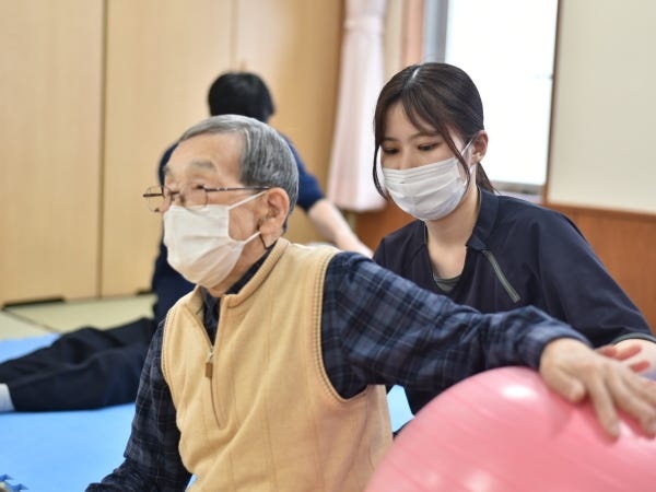 午前と午後の2部制で短時間のリハビリを提供しています。1日3時間なので、利用者様もスタッフも集中してリハビリに取り組めます。