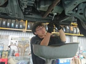 タイヤ交換作業などメンテナンス作業も習得できます