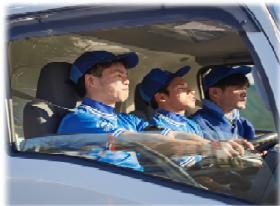 ２～３名で作業 トラックに乗ってお客様のご自宅へ向う