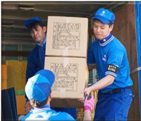 トラックからお客様のご家財を卸している