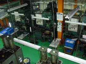 プレス現場｜印刷した樹脂フィルムや両面テープを打ち抜きます。