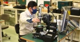 作業風景・製品を拡大して検査しています。