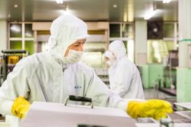 工場仕事風景：荷造り作業