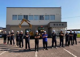 つがる市２０周年記念事業 後ろの重機で２０を表現しています。