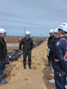 職場見学 工事現場で工事内容について説明を受けています。