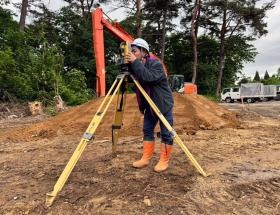 現場写真 測量しています。
