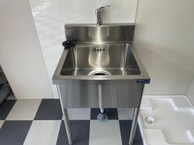 業務用脚付きの流し台です。