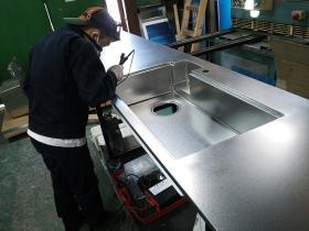 焼け取り研磨作業です。