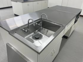 学校の実習室流し台です。
