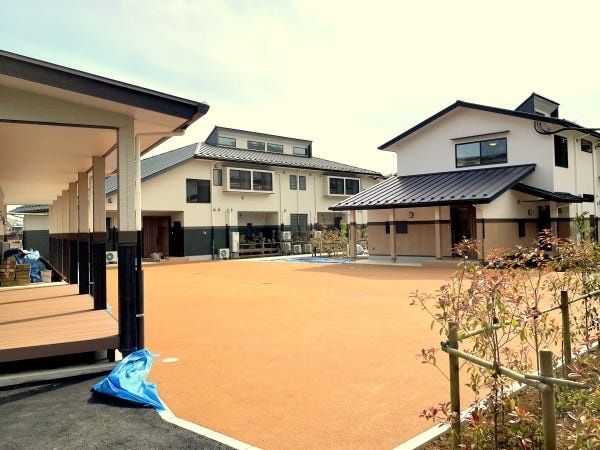 敷地内に5軒のおうちがあり、それぞれで子どもとスタッフが生活しています。外には園庭があり、みんなで楽しく遊んでいます。